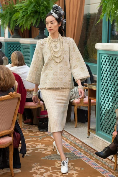 Look 10
